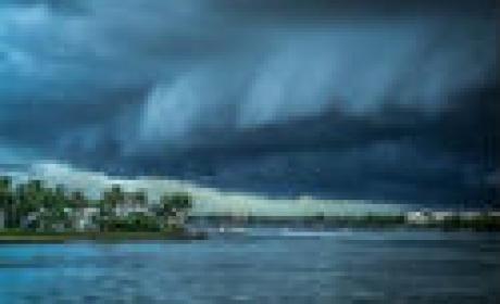 Foto de praia com céu com nuvens carregadas