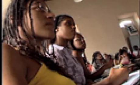 Evento busca desenvolver e aperfeiçoar pesquisas com foco na saúde da população negra Detalhe de grupo de pessoas de cor negra sentadas