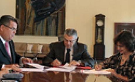 Foto: Luis Henrique Vicent, TJRJ Nisia Trindade assinando o acordo