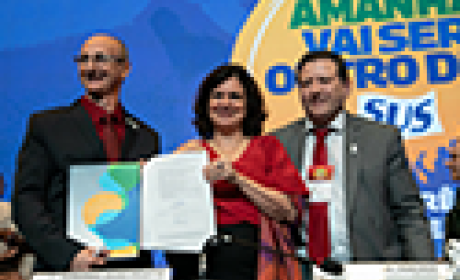 Fernando Pigatto, presidente do CNS, e a ministra da Saúde, Nísia Trindade, lançam a campanha Conselho Local de Saúde, na abertura da 17a CNS
