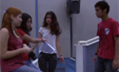 Filme aborda pressão sofrida pelos estudantes e os danos que tal modelo pode provocar nos futuros trabalhadores brasileiros (Foto: Reprodução) Adolescentes reunidos em círculo conversam