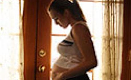Foto: Reprodução Grávida observa a barriga
