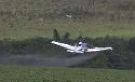 Avião sobrevoa lavoura
