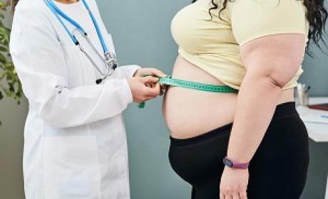 Mulher obesa sendo analisada por um médico