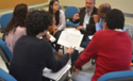 Oficina reuniu mais de 70 profissionais. Foto: Nathália Gameiro Imagem de pessoas sentadas reunidas em círculo, conversando