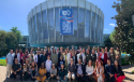 Imagem: Campus Virtual Fiocruz Participantes do encontro reunidos em frente de um prédio de cristal