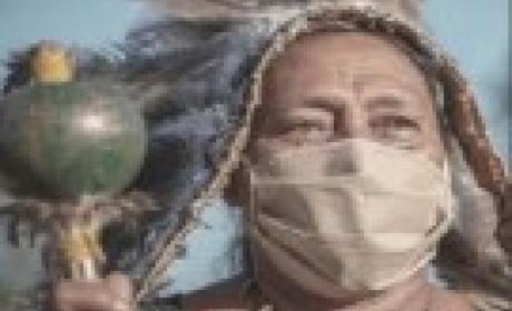 Imagem: divulgação Índio usando máscara com um chocalho