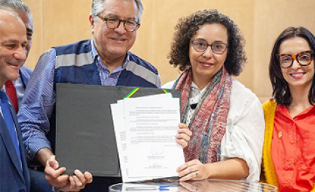 Imagem: divulgação O ministro da Saúde, Alexandre Padilha, e a diretora da Fiocruz Brasília, Fabiana Damásio, que representou o presidente da Fundação, Mário Moreira, ao lado de gestores municipais e parlamentares