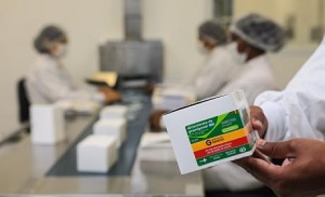 Foto: Farmanguinhos/Fiocruz Farmacêuticos trabalhando na produção do medicamento