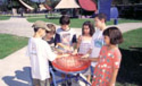 Foto: Acervo Fiocruz Crianças brincam em jardim com brinquedos do museu