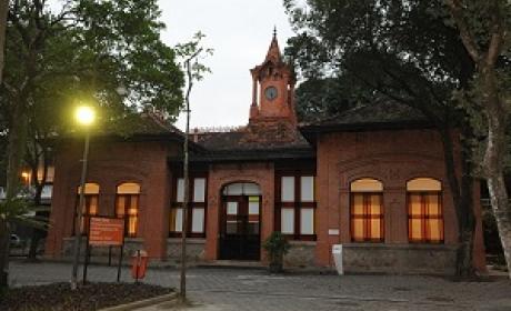 Pavilhão do Relógio (Foto: Acervo Fiocruz) Foto do pavilhão do relógio, prédio retangular, decorado por tijolinhos, com uma torre de relógio em cima