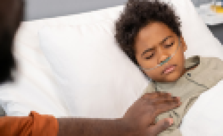 Imagem: Freepik Menino doente no leito de um hospital