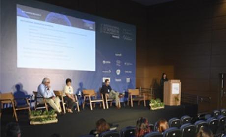 Foto: Capuzzo (Bio-Manguinhos/Fiocruz) Palestrantes em um palco no evento de 2022