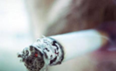 Trabalho está sendo feito em parceria com diversos pesquisadores da Fundação e também de instituições externas (Imagem: Icict) Foto de um homem fumando cigarro