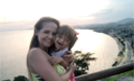 Foto: Arquivo pessoal Mãe com filha no colo