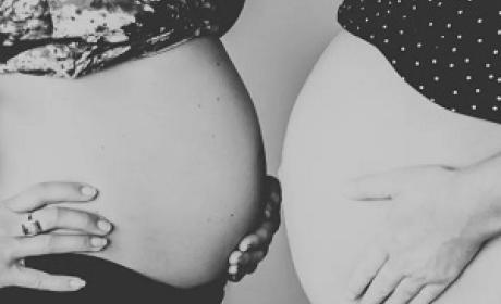 Barriga de duas mulheres grávidas