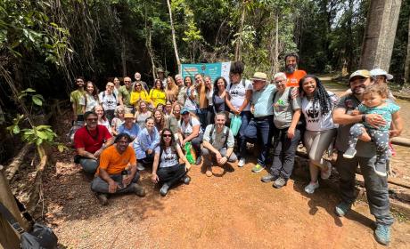 Participantes do banho de floresta na entrada da Trilha da Capivara