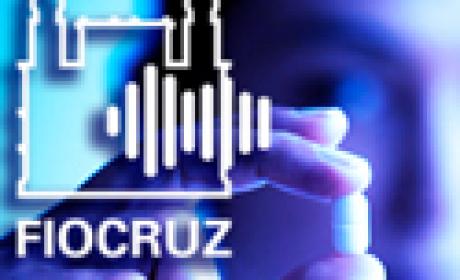 Imagem: Icict Mulher com antibiótico na mão