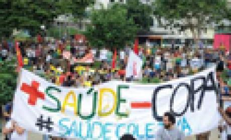 Manifestação no Rio de Janeiro no dia da final da Copa das Confederações (Foto: Tomaz Silva/ ABr) Em manifestação, pessoas estendem a faixa 'mais saúde, menos Copa'