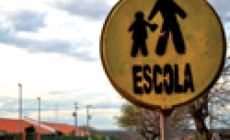 Edição 34 da revista Poli aborda educação profissional no campo Imagem de placa de trânsito anunciando presença de escola