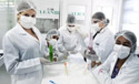 Foto: Acervo Fiocruz Estudantes reunidos em laboratório