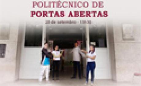Imagem: EPSJV Foto de quatro estudantes na porta da escola convidando as pessoas para entrarem no prédio da EPSJV