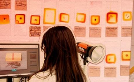 Menina adolescente visualizando o acervo em um computador