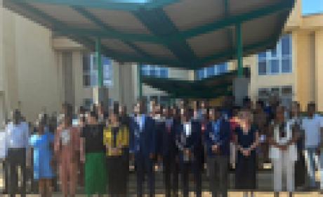 Foto: Campus Virtual Fiocruz Integrantes da Fiocruz, INS e Unilúrio reunidos em frente a um prédio em Moçambique