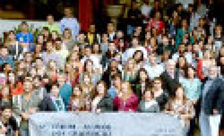 Foto: Gutemberg Brito/ IOC Alunos e professores diante de uma faixa