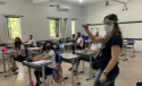 Foto: Prefeitura de Lucas do Rio Verde Professora dando aula na escola