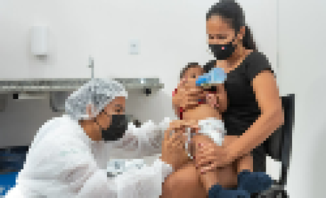 Imagem: Secretaria Municipal de Comunicação (Semut) | Prefeitura de Boa Vista/Roraima | Autora: Andrezza Mariot Bebê tomando vacina no colo da mãe