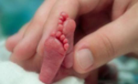 Iniciativa faz parte do programa Grandes Desafios Brasil: Prevenção e Manejo de Nascimentos Prematuros (Imagem: IFF) Foto de um médico segurando o pé de uma criança recém-nascida