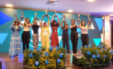 Oito pesquisadoras do INCQS mostram seus prêmios no palco do evento de premiação