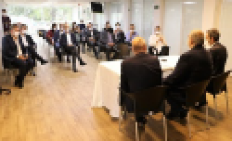 Foto: Peter Iliciev Representantes da Fiocruz e da Servier reunidos em uma sala