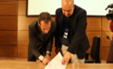 Foto: Peter Iliciev Mathieu Fitoussi e Marco Krieger assinando o acordo