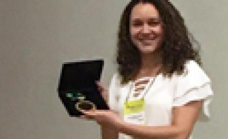 Foto: Fiocruz Minas Taís de Sousa com a medalha recebida
