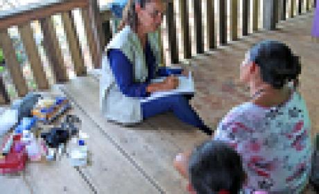 Imagem: Divulgação A pesquisadora do IOC Simone Ladeia durante atividade de campo com moradores do Parque Nacional do Jaú, na Região Norte do país