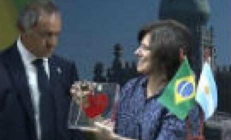 O embaixador argentino, Daniel Scioli, e a presidente Nìsia Trindade Lima durante a cerimônia (Imagem: divulgação) O embaixador argentino, Daniel Scioli, e a presidente Nìsia Trindade Lima durante a cerimônia