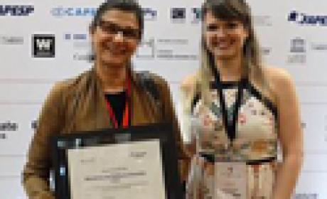 Certificado de premiação foi entregue em São Paulo, na conferência que celebrou os 20 anos do programa SciELO (Foto: divulgação) Claude Pirmez e Ariane Fernandez