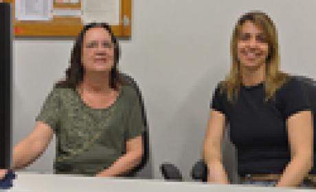 Karyne Rangel Carvalho (à direita) começou a estudar bactérias Acinetobacter baumannii em 2006 sob orientação da pesquisadora Marise Dutra Asensi. Foto: Gutemberg Brito Imagem de duas mulheres sentadas atrás de uma mesa