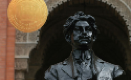 Imagem: montagem com foto de monumento em homenagem a Oswaldo Cruz/Banco de Imagens Digitais da Fiocruz Estátua com o rosto de Oswaldo Cruz em frente ao castelo Fiocruz