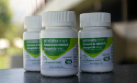 A Profilaxia Pré-exposição funciona como uma espécie de barreira contra o vírus e faz parte de uma estratégia de prevenção ampliada. Quem utiliza não deve abrir mão do uso de preservativos (Imagem: Farmanguinhos) Três frascos do medicamento