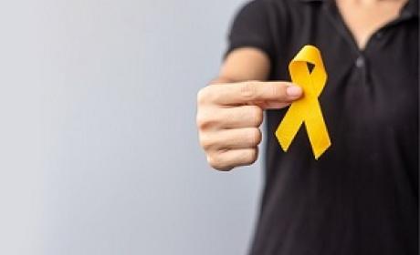 Uma pessoa segura o laço amarelo, símbolo da campanha nacional de prevenção do suicídio