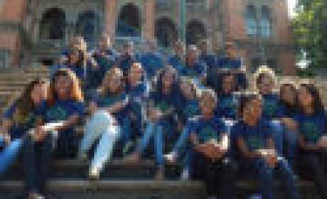 Turma do Pró-cultural 2015 (Foto: Museu da Vida) Estudantes do ensino médio sentados nas escadas do castelo da Fiocruz