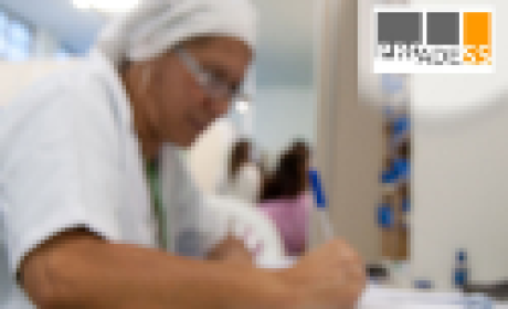 Arte: Vera Fernandes (Icict/Fiocruz) Médica sentada escrevendo