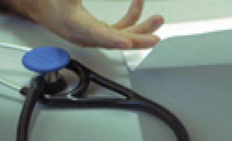 Imagem: Icict Médico lendo um diagnóstico