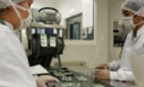 Imagem: Farmanguinhos Farmacêuticos trabalhando