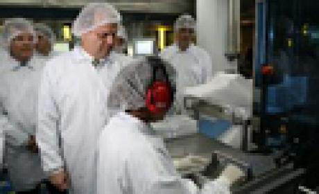 Foto: Rodrigo Nunes (MS) Funcionários trabaalhando na produção de vacinas