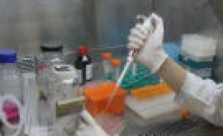 Imagem: divulgação Farmacêutico produzindo o medicamento