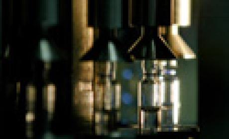 Frascos de vacina numa máquina do processo de produção